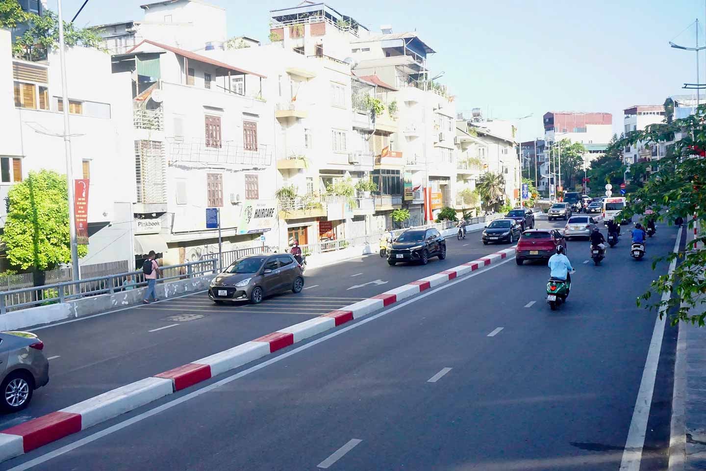 Lượng phương tiện lưu thông trên đường Âu Cơ (quận Tây Hồ, Hà Nội) vẫn đông đúc, tuy nhiên không còn ùn tắc. Ảnh: Nhật Minh