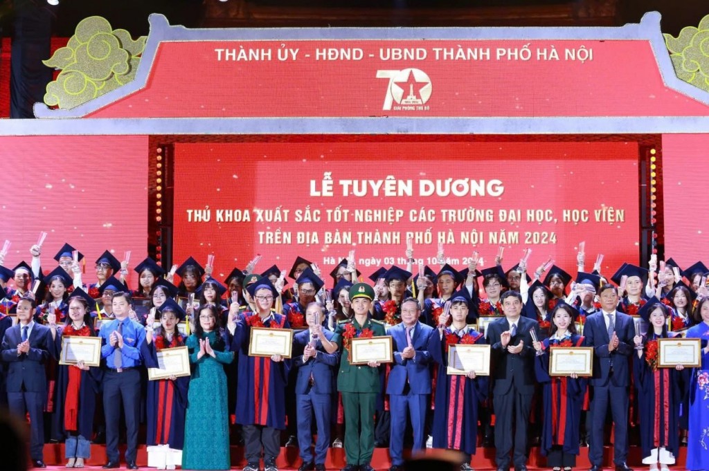 100 Thủ khoa Xuất sắc của TP. Hà Nội trong buổi Lễ Tuyên dương được tổ chức tại Văn Miếu Quốc tử giám (Ảnh: PV)