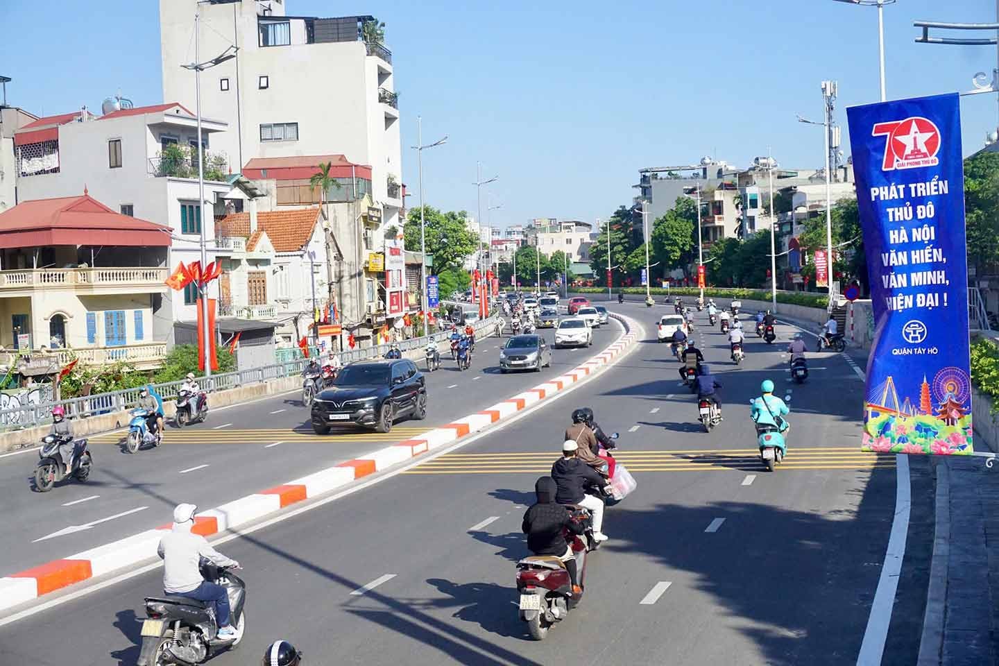 Hình ảnh đường Âu Cơ vào giờ cao điểm buổi sáng. Ảnh: Nhật Minh