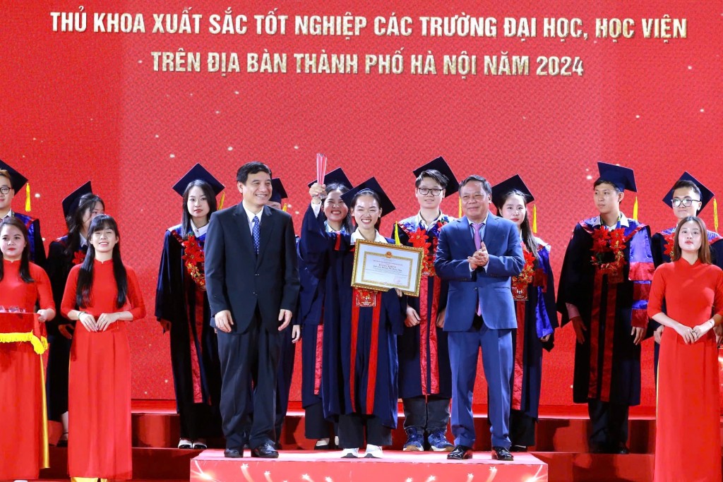 Hoàng Thị Hồng Nga vinh dự là thủ khoa xuất sắc đại diện trường Đại học Công nghệ, ĐHQGHN (Ảnh: PV)