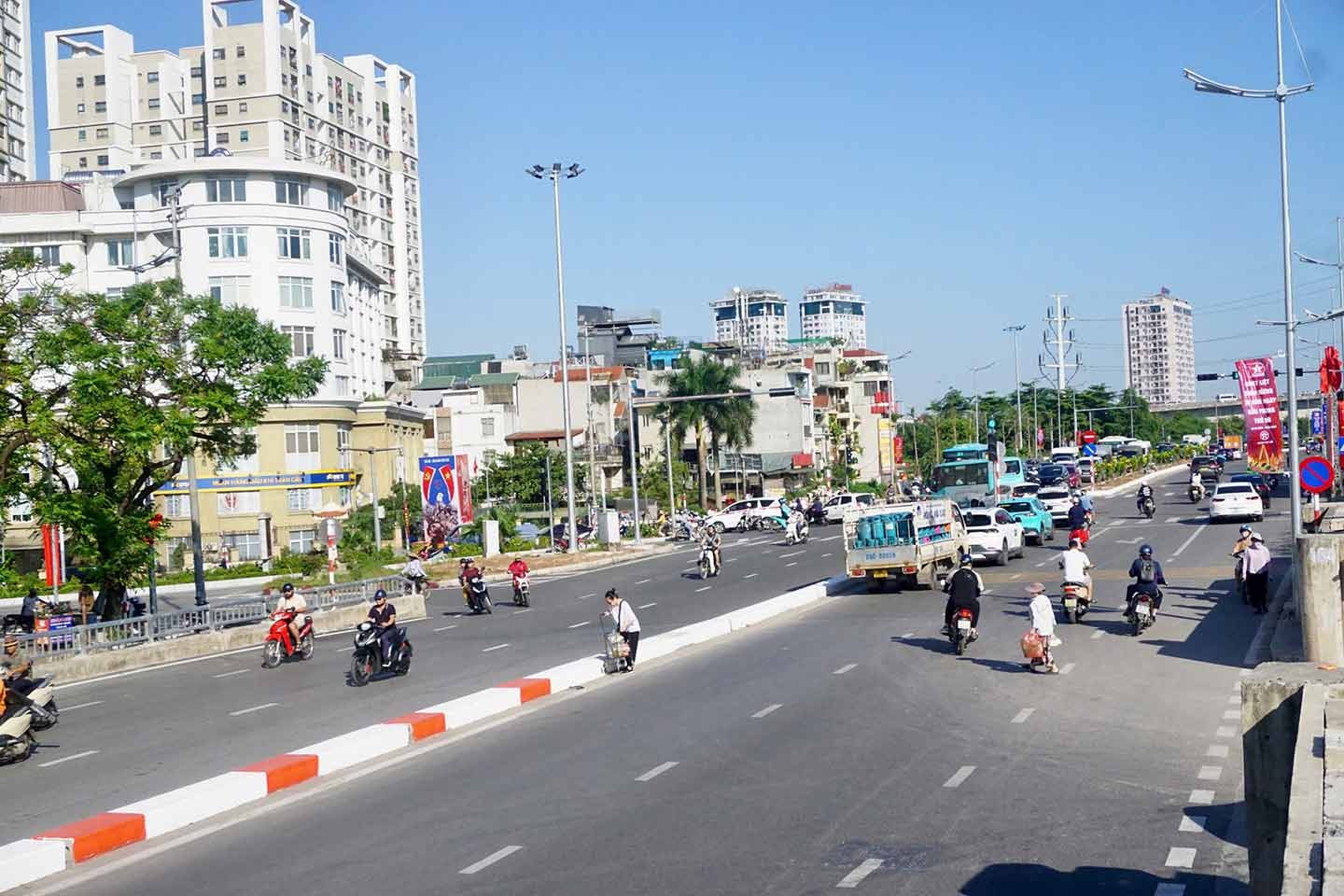 Nút giao Âu Cơ - Lạc Long Quân không xảy ra hỗn loạn giao thông. Ảnh: Nhật Minh