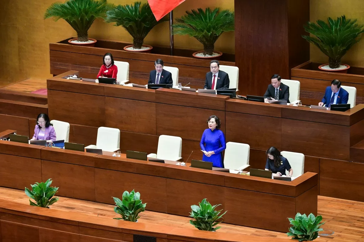 Thống đốc Ngân hàng Nhà nước Nguyễn Thị Hồng trả lời chất vấn Thống đốc Ngân hàng Nhà nước Nguyễn Thị Hồng trả lời chất vấn