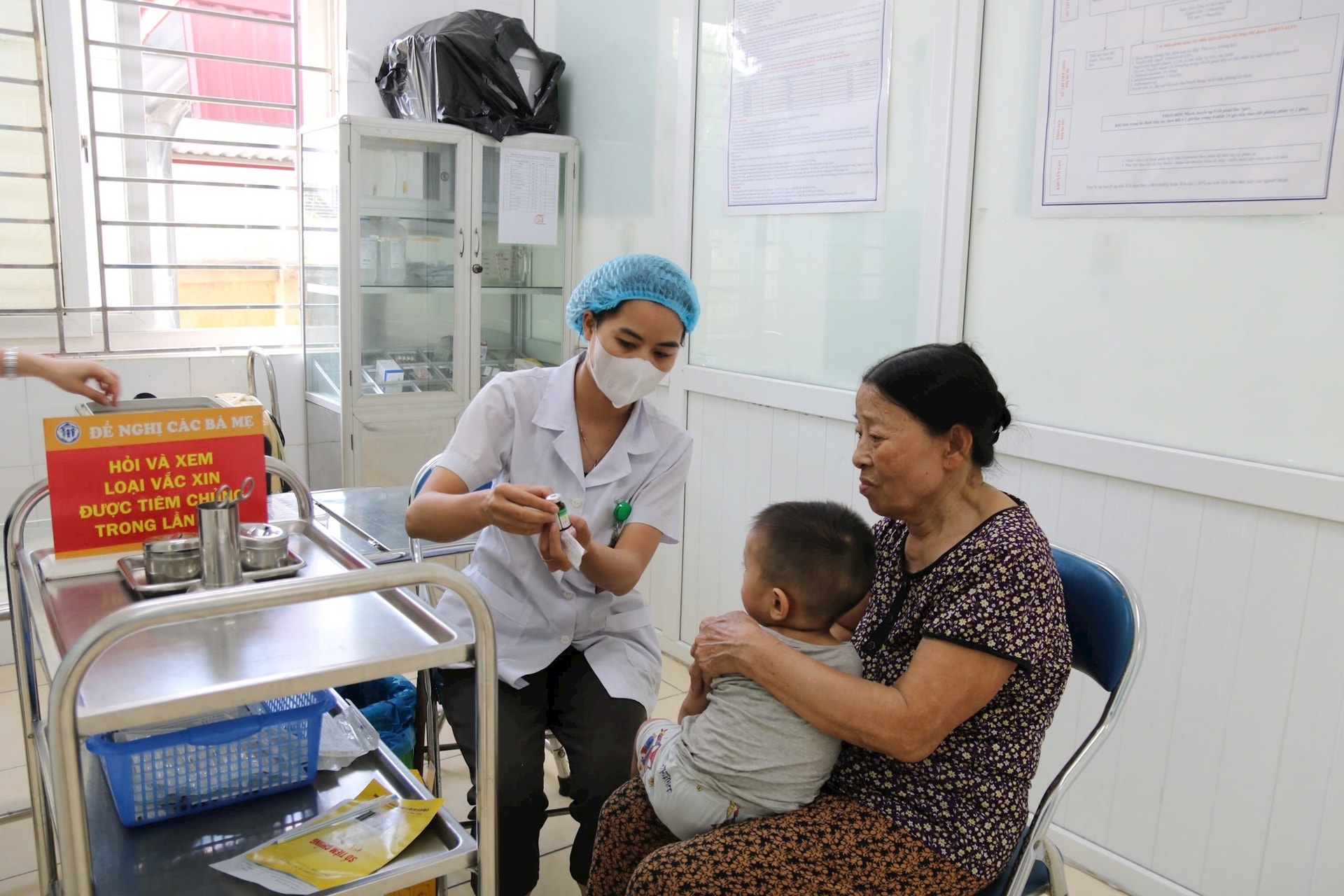 Tiêm vắc xin sởi cho trẻ tại Trạm Y tế xã Minh Cường, huyện Thường Tín. Ảnh: Sở Y tế Hà Nội cung cấp.