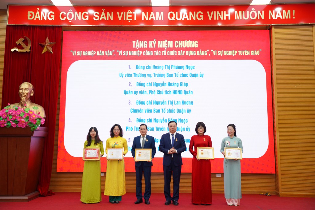 Đồng chí Đinh Trường Thọ - Thành ủy viên, Bí thư Quận ủy Đống Đa trao kỷ niệm chương Vì sự nghiệp dân vận, Vì sự nghiệp công tác xây dựng Đảng, Vì sự nghiệp tuyên giáo