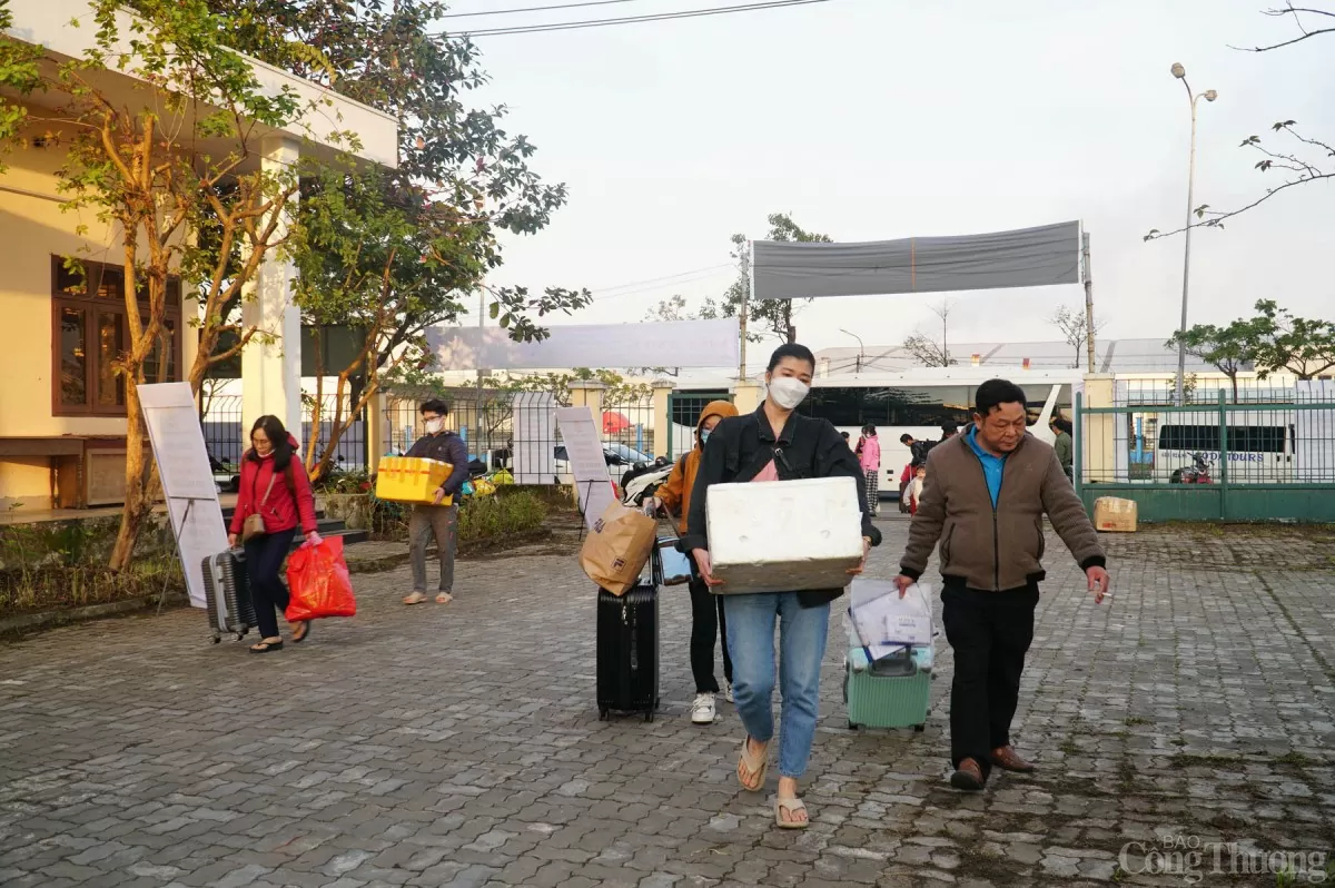Sau cả năm làm việc xa quê, nhiều người lao động trở về quê hương để đón Tết Cổ truyền cùng người thân Sau cả năm làm việc xa quê, nhiều người lao động trở về quê hương để đón Tết Cổ truyền cùng người thân
