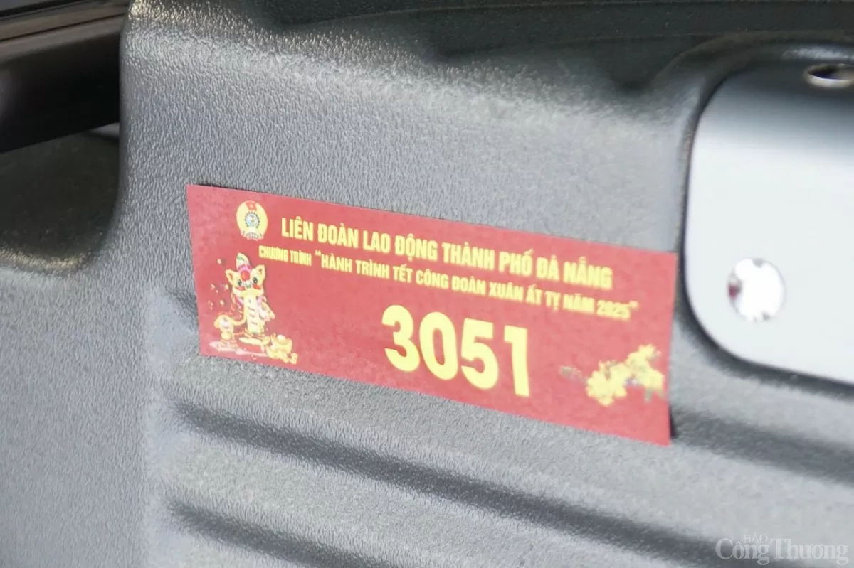 Hành lý của đoàn viên, người lao động sẽ được dán nhãn theo từng mã số riêng biệt để đảm bảo không bị nhầm lẫn Hành lý của đoàn viên, người lao động sẽ được dán nhãn theo từng mã số riêng biệt để đảm bảo không bị nhầm lẫn