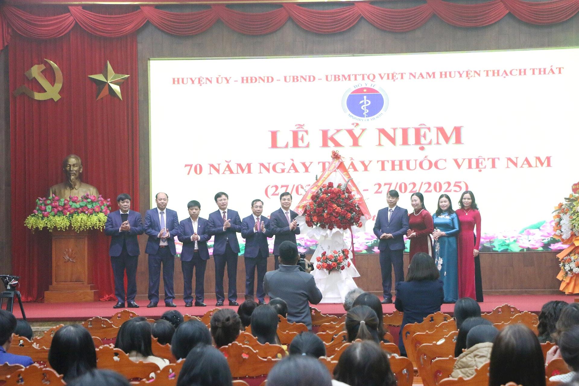 lanh-dao-huyen-tang-hoa-chuc-mung-nganh-y-te.jpg
