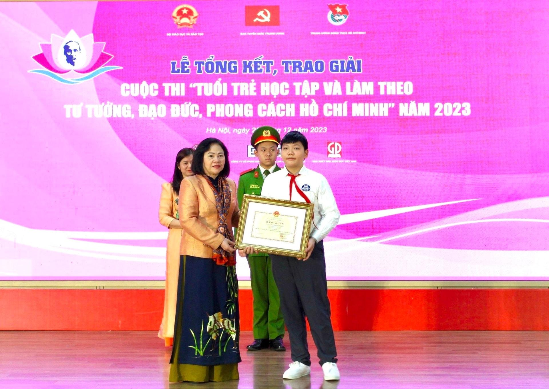 trao-giai-hoc-tap-lam-theo-bac-2023.jpg