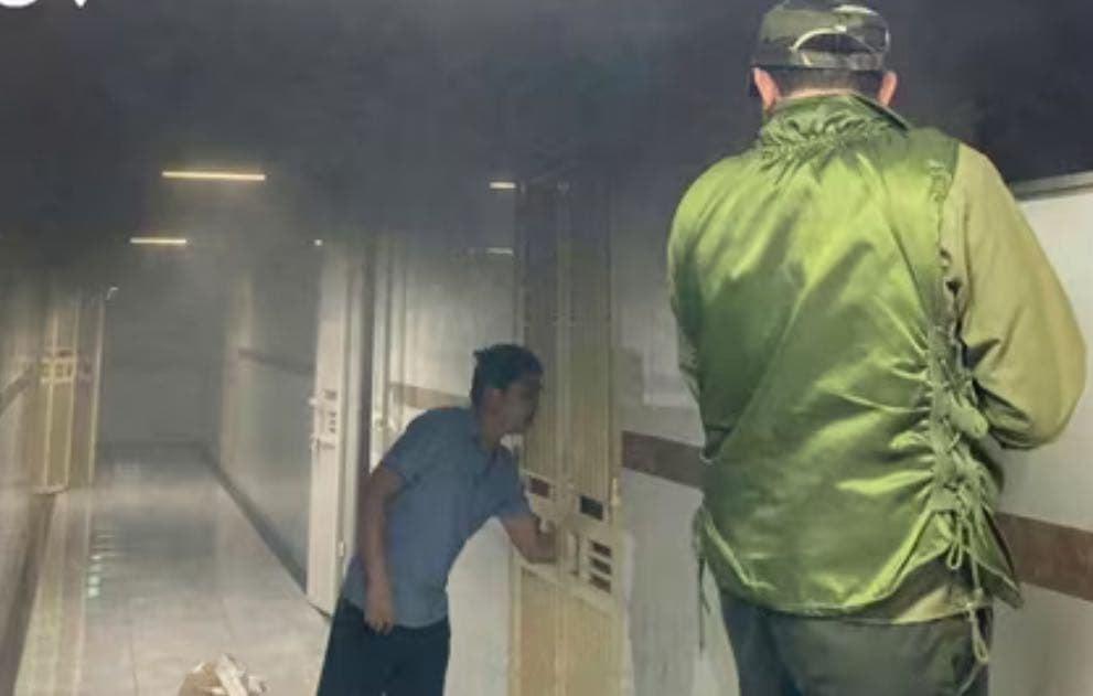 Người dân thông báo cho chủ căn hộ bị cháy. Ảnh: Đức Tuấn