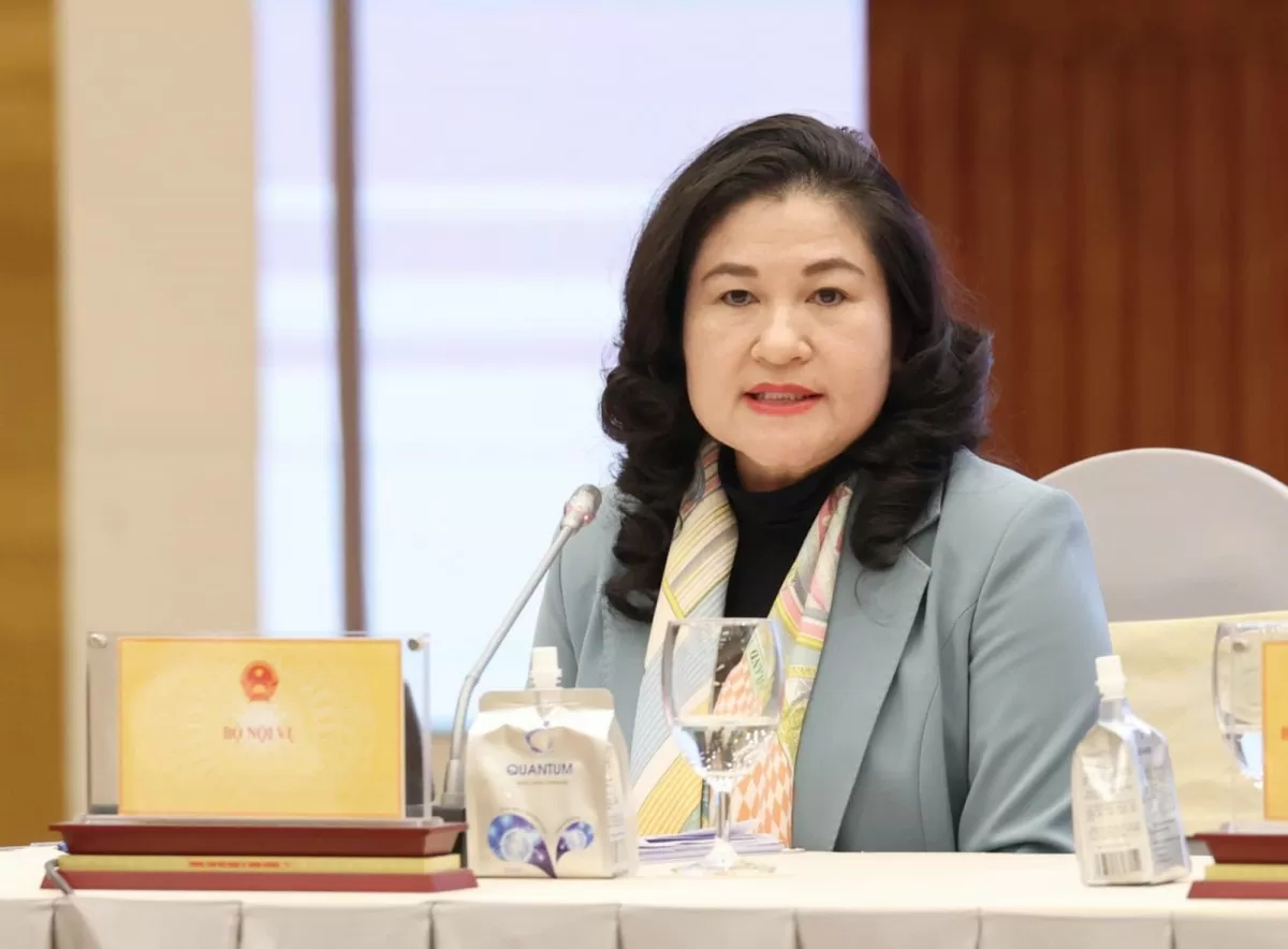 Thứ trưởng Bộ Nội vụ Nguyễn Thị Hà thông tin về mô hình quản lý khi xóa bỏ chính quyền địa phương cấp huyện - Ảnh: VGP/Nhật Bắc