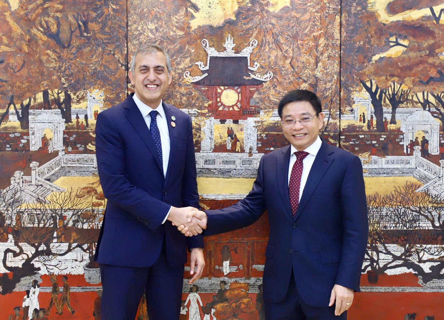 Bộ trưởng Bộ Tài chính Nguyễn Văn Thắng và Giám đốc Ban Châu Á Thái Bình Dương Herman Mandal chụp ảnh lưu niệm. Ảnh: Ngô Hùng.
