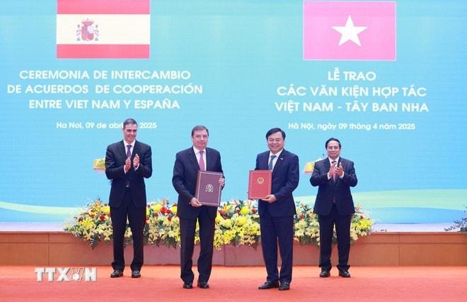 Thủ tướng Phạm Minh Chính và Thủ tướng Tây Ban Nha Pedro Sanchez tại buổi gặp gỡ báo chí. (Ảnh: Dương Giang/TTXVN)
