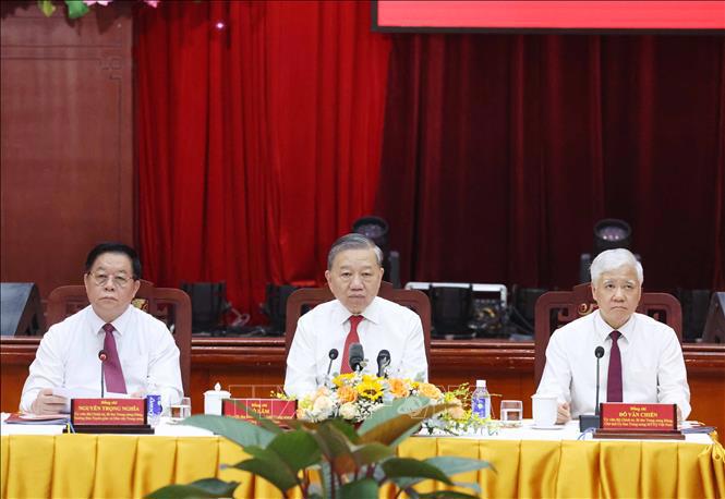 Tổng Bí thư Tô Lâm và lãnh đạo Đảng, Nhà nước gặp mặt cán bộ lão thành cách mạng, người có công, gia đình chính sách tiêu biểu nhân dịp kỷ niệm 50 năm Ngày giải phóng miền Nam, thống nhất đất nước (30/4/1975-30/4/2025). Ảnh: TTXVN.  