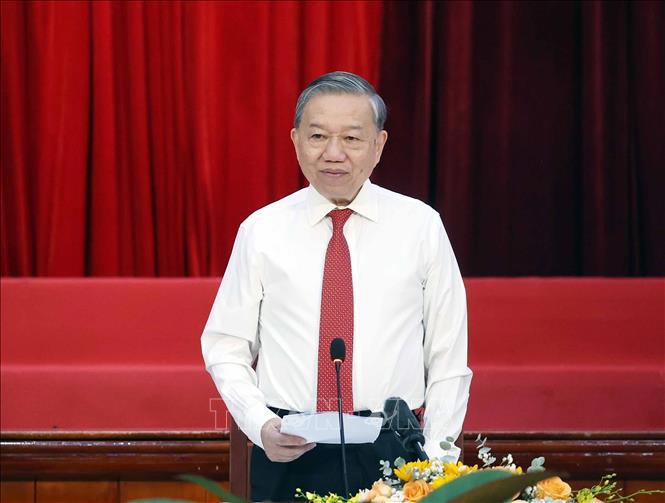 Tổng Bí thư Tô Lâm nhấn mạnh, các đồng chí, những người lính cụ Hồ đã vượt qua muôn vàn gian khổ, khó khăn, nguy hiểm để viết nên những trang sử vàng về cuộc trường kỳ kháng chiến, tạo nên “dáng đứng Việt Nam” trong dòng chảy của thời đại. Ảnh: TTXVN.  