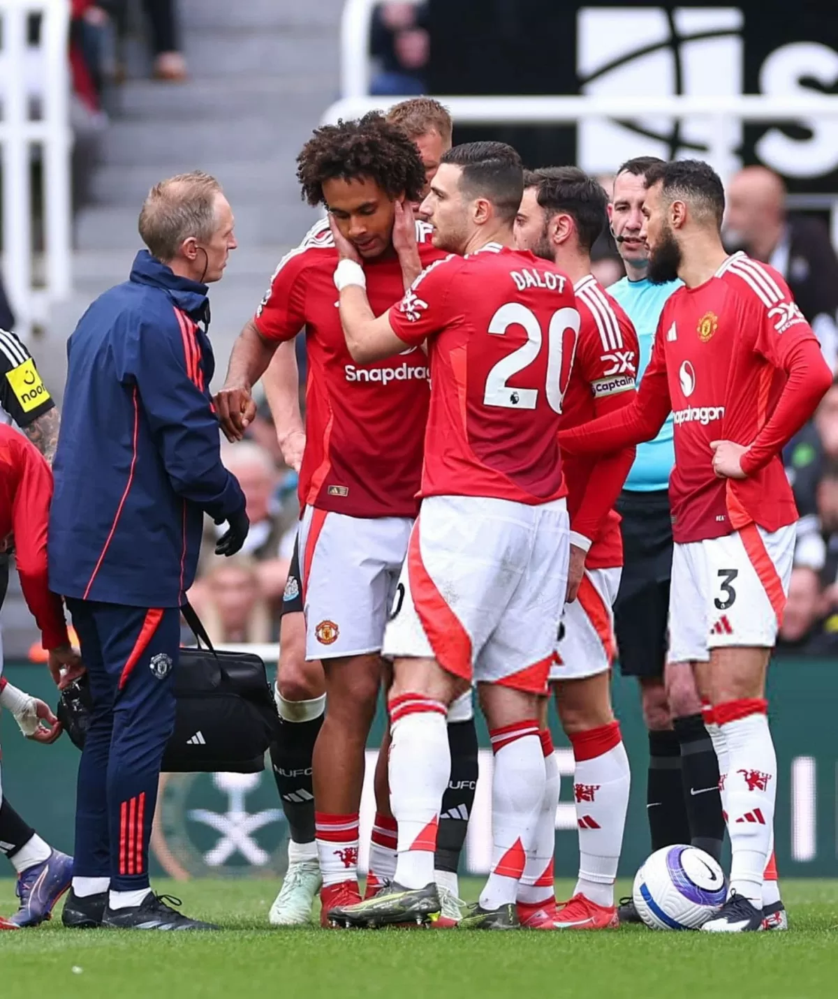 Zirkzee nhiều khả năng đã gặp chấn thương gân kheo sau trận đấu với Newcastle