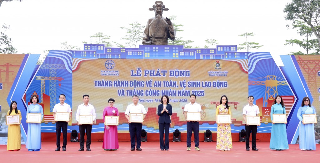 Phó Chủ tịch UBND Thành phố Vũ Thu Hà trao Bằng khen của UBND Thành phố cho 5 tập thể, 6 cá nhân có thành tích trong công tác ATVSLĐ năm 2024