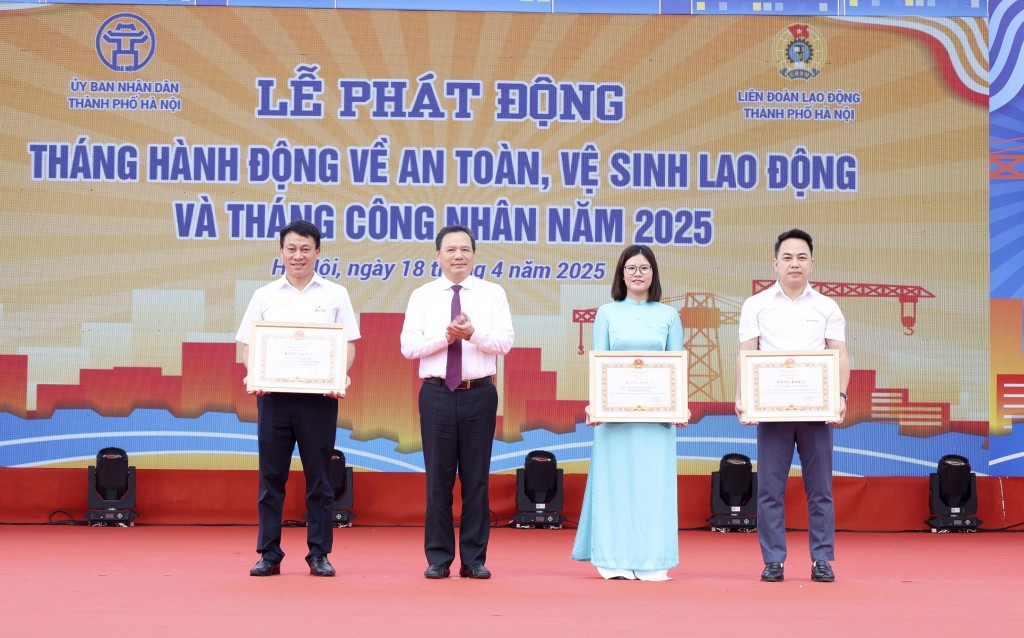 Thứ trưởng Bộ Nội vụ Lê Văn Thanh trao Bằng khen của Bộ Nội vụ cho 2 tập thể, 1 cá nhân có thành tích tiêu biểu trong công tác ATVSLĐ năm 2024