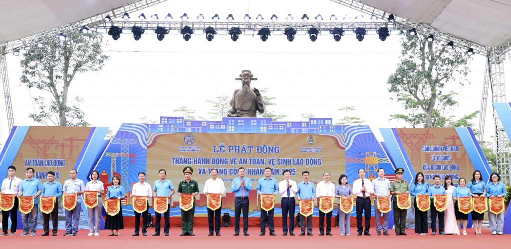 Lãnh đạo LĐLĐ Thành phố, Sở Nội vụ, Huyện ủy Thạch Thất trao Cờ lưu niệm cho các đơn vị, doanh nghiệp tham gia biểu dương lực lượng tại Lễ phát động
