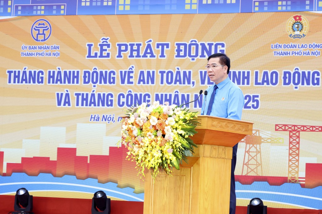 Phó Chủ tịch LĐLĐ Thành phố Nguyễn Huy Khánh phát biểu tại buổi lễ