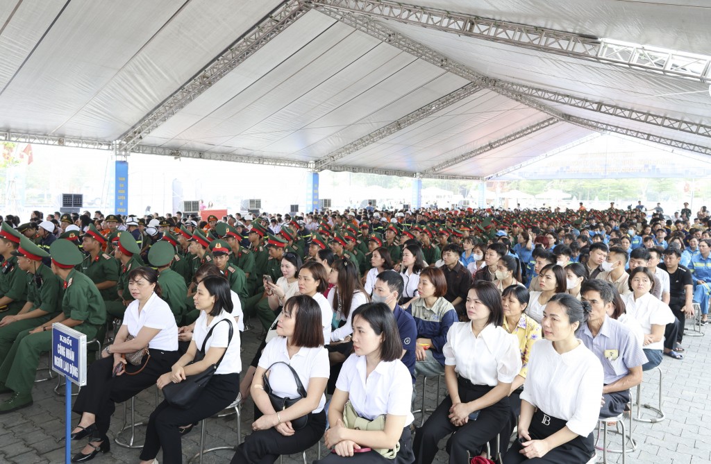 Đông đảo CNVCLĐ tham dự chương trình
