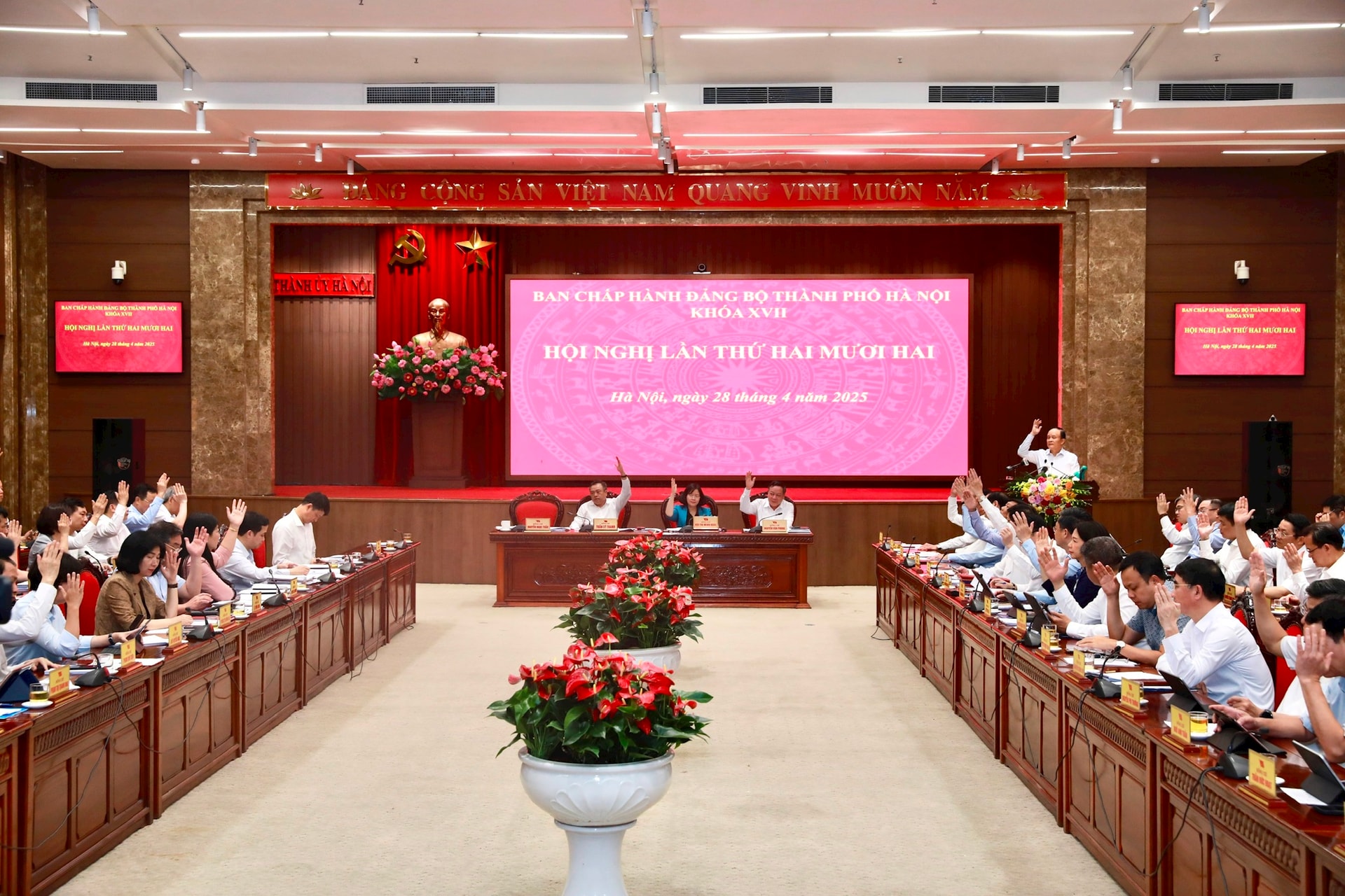 Ban Chấp hành Đảng bộ thành phố Hà Nội khóa XVII biểu quyết thông qua Nghị quyết Hội nghị lần thứ 22. Ảnh: Viết Thành