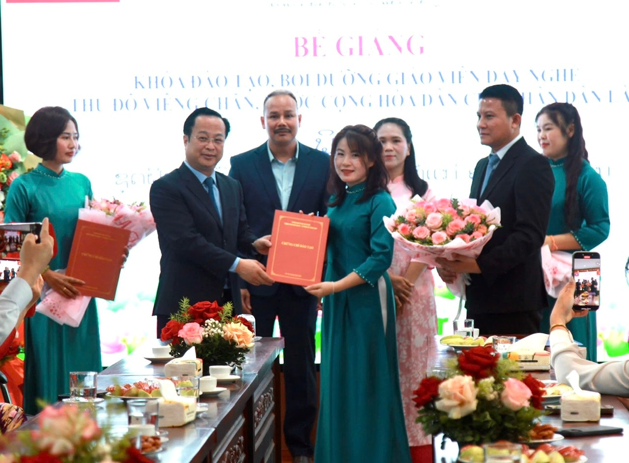 be-giang-khoa-boi-duong-lao-2.jpg