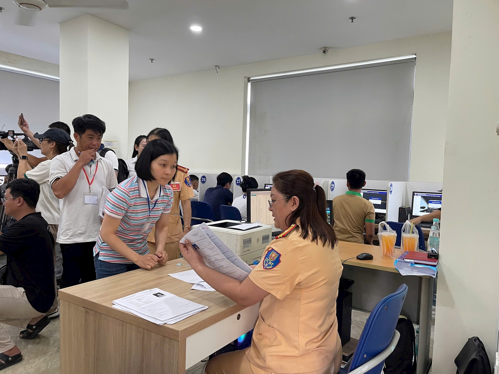 Cán bộ Cảnh sát giao thông hỗ trợ các thí sinh dự thi. Ảnh Nghiêm Ý.