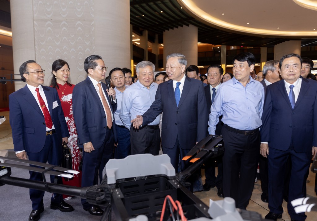 Tổng Bí thư Tô Lâm đến thăm gian hàng của CT Group