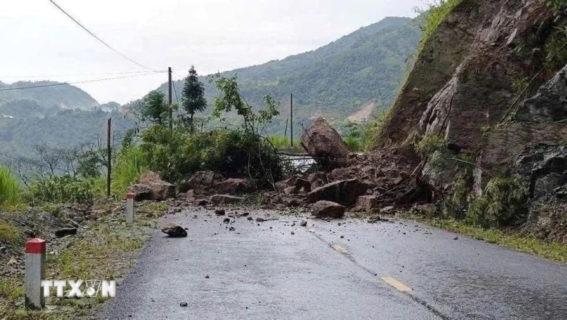 Taluy dương bị sạt, đất đá tràn xuống mặt đường tại Km 31 tỉnh lộ 177, đoạn qua thôn Tân Mình, xã Nậm Ty, huyện Hoàng Su Phì, gây tắc nghẽn giao thông toàn tuyến. (Ảnh: TTXVN phát)