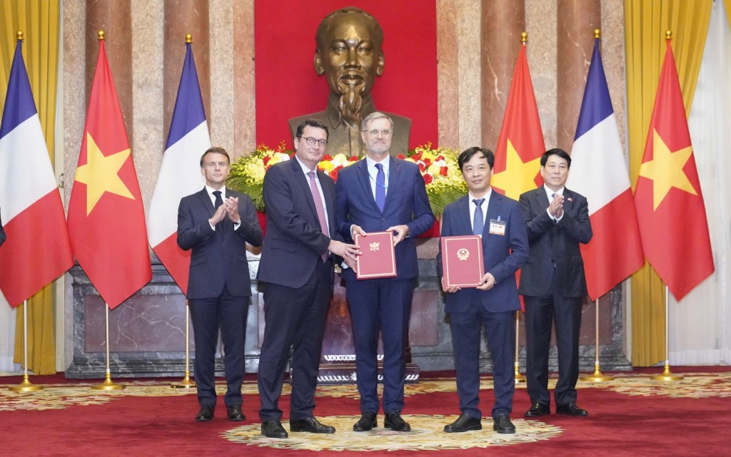 Thỏa thuận được ký kết tại Hà Nội dưới sự chứng kiến của Tổng thống Pháp Emmanuel Macron và Chủ tịch nước Lương Cường nhân chuyến thăm chính thức Việt Nam của Tổng thống Pháp Thỏa thuận được ký kết tại Hà Nội dưới sự chứng kiến của Tổng thống Pháp Emmanuel Macron và Chủ tịch nước Lương Cường nhân chuyến thăm chính thức Việt Nam của Tổng thống Pháp