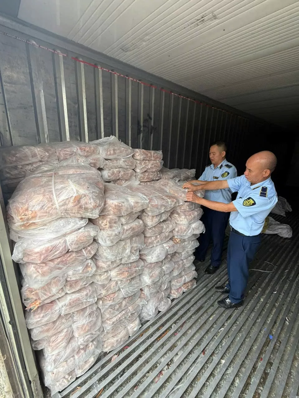 Lào Cai thu giữ hơn 1,5 tấn chân gà không rõnguồn gốc