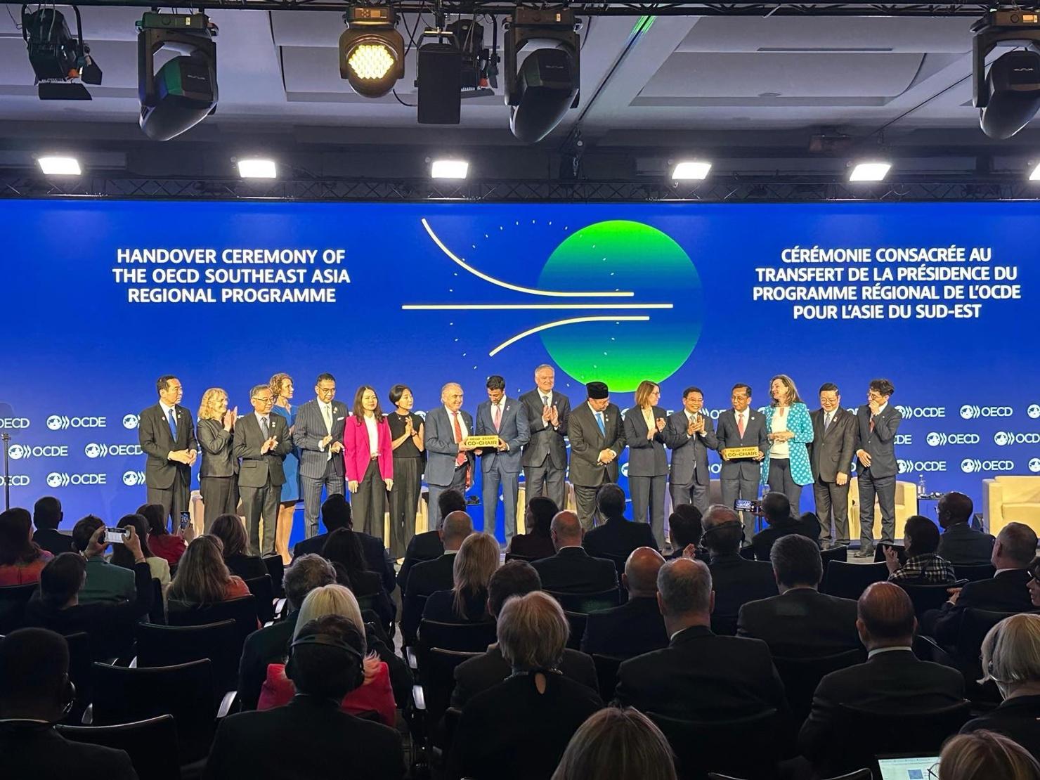 Bộ trưởng Tài chính Nguyễn Văn Thắng bàn giao biểu trưng đồng Chủ tịch SEARP giữa Australia - Việt Nam và Canada - Philippines.