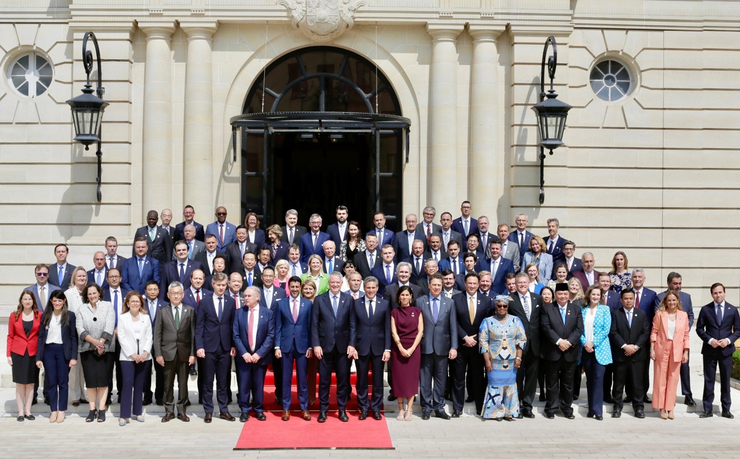 Bộ trưởng Bộ Tài chính Nguyễn Văn Thắng (đứng thứ 4, hàng 2, bên trái) tham dự Hội nghị Hội đồng Bộ trưởng OECD 2025.