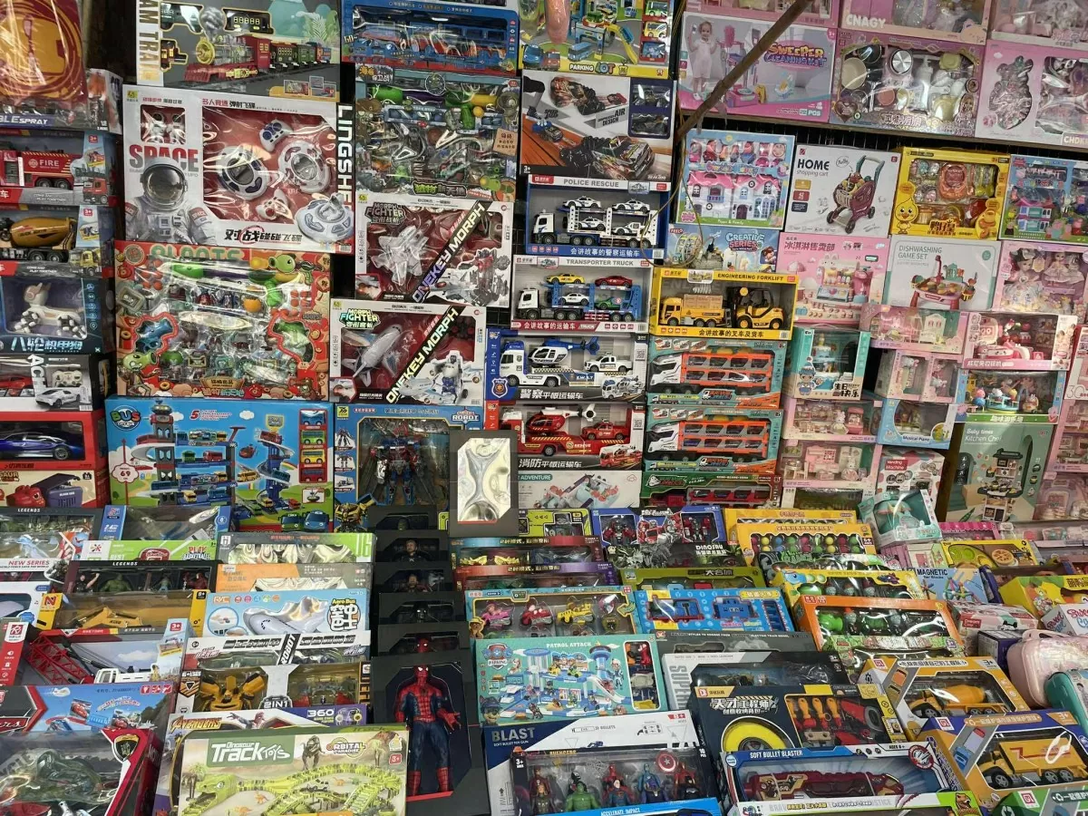 Thị trường đồ chơi 1/6: Tiểu thương tung khuyến mãi hút khách Thị trường đồ chơi 1/6: Tiểu thương tung khuyến mãi hút khách