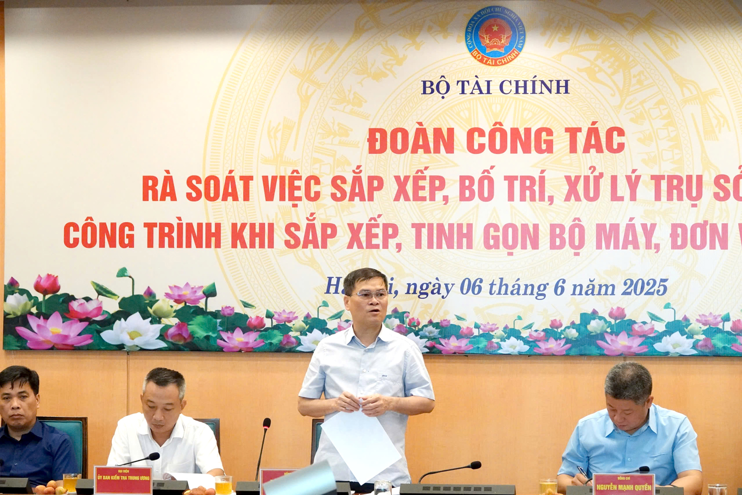 Thứ trưởng Bộ Tài chính Bùi Văn Khắng phát biểu tại buổi làm việc.