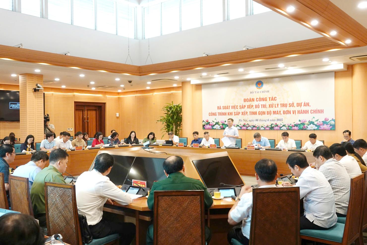 Quang cảnh buổi làm việc.