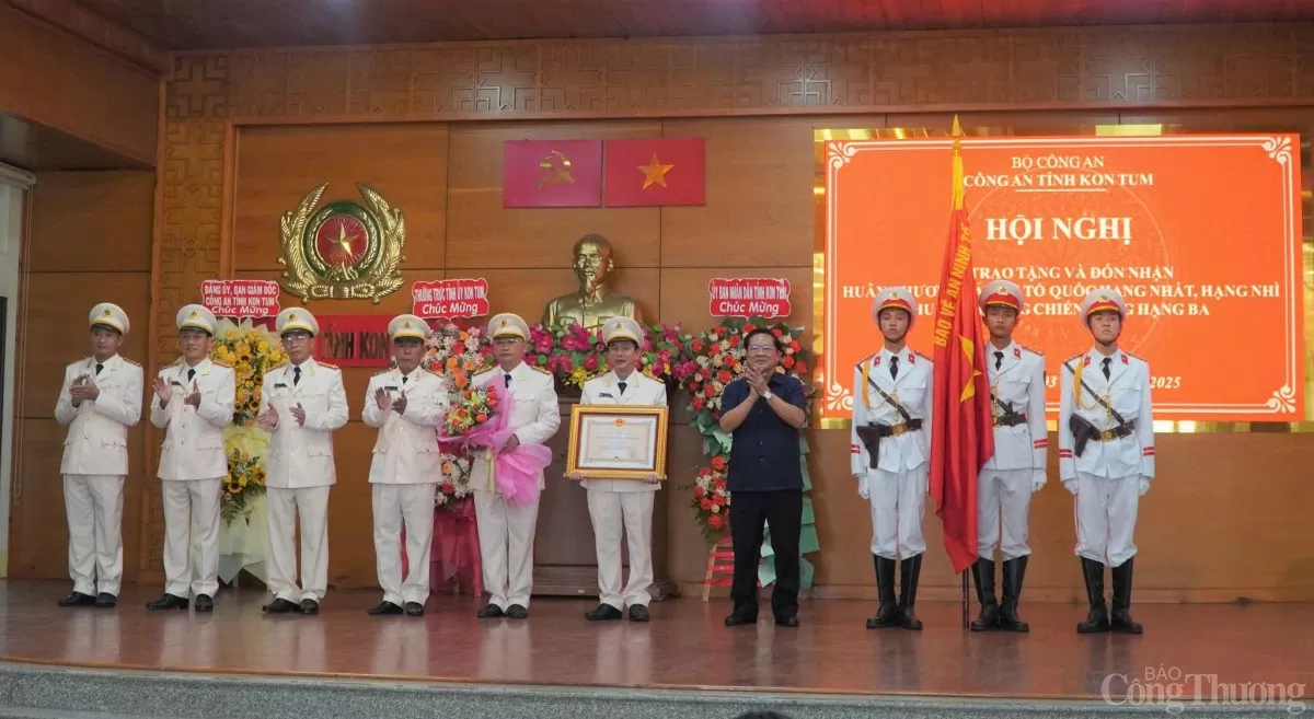 Công an tỉnh Kon Tum đón nhận nhiều Huân chương cao quý Công an tỉnh Kon Tum đón nhận nhiều Huân chương cao quý