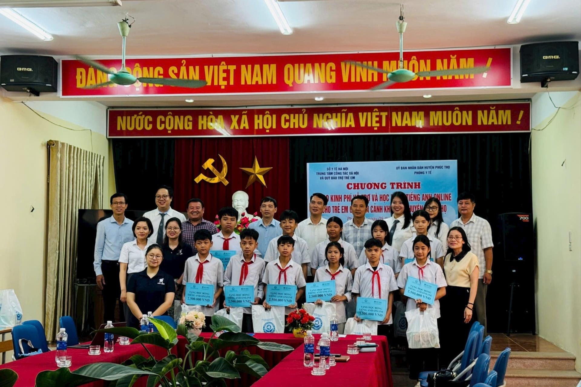 phuc-tho-trao-qua-3.jpg