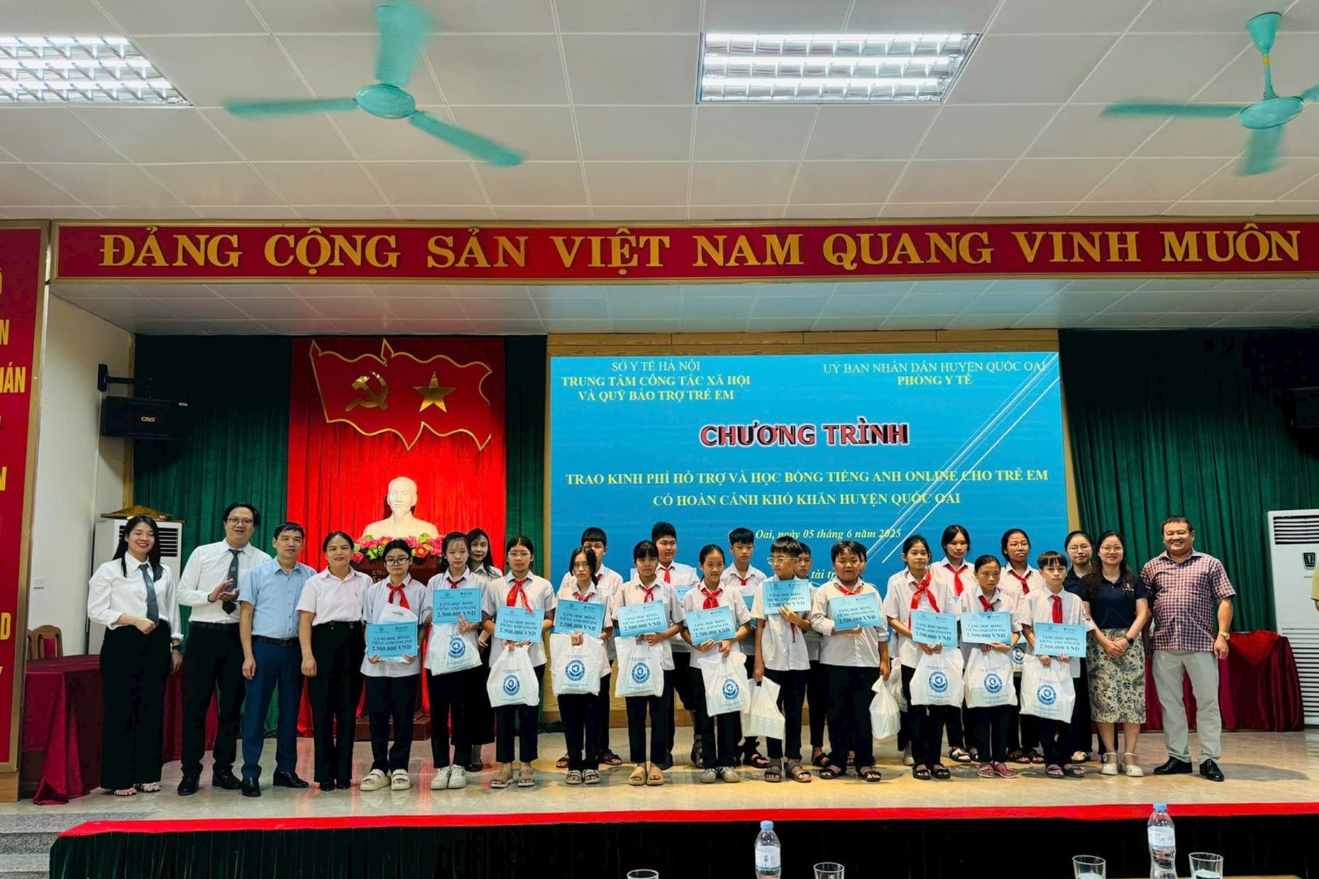 quoc-oai-trao-qua.jpg