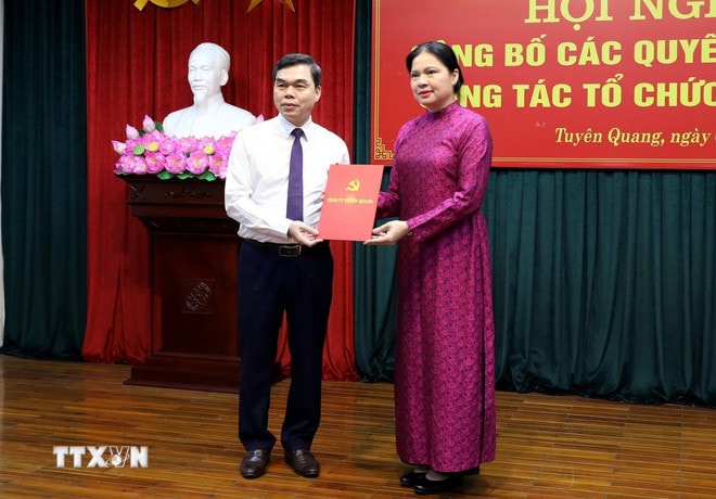 Bí thư Tỉnh ủy Tuyên Quang Hà Thị Nga trao Quyết định của Ban Chấp hành Trung ương cho ông Ma Thế Hồng. (Ảnh: Quang Cường/TTXVN) ttxvn-ma-the-hong-2.jpg