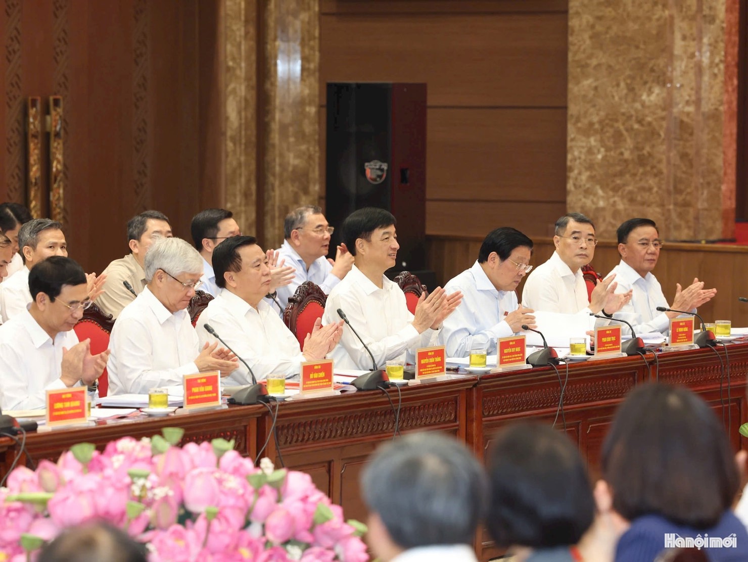 Các thành viên đoàn công tác Trung ương tại cuộc làm việc. Ảnh: Viết Thành.  