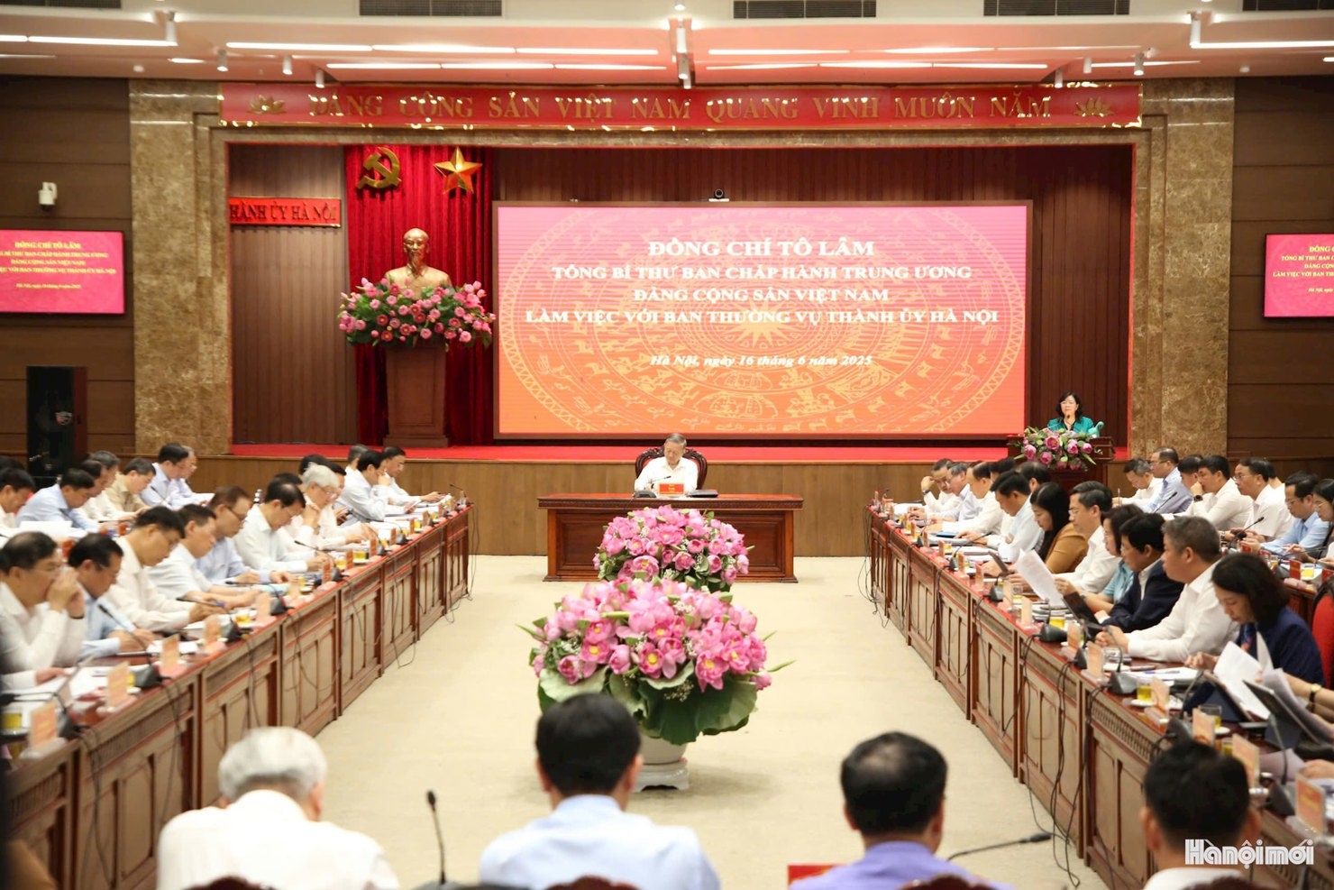 Bí thư Thành ủy Hà Nội Bùi Thị Minh Hoài báo cáo tại buổi làm việc. Ảnh: Viết Thành.  