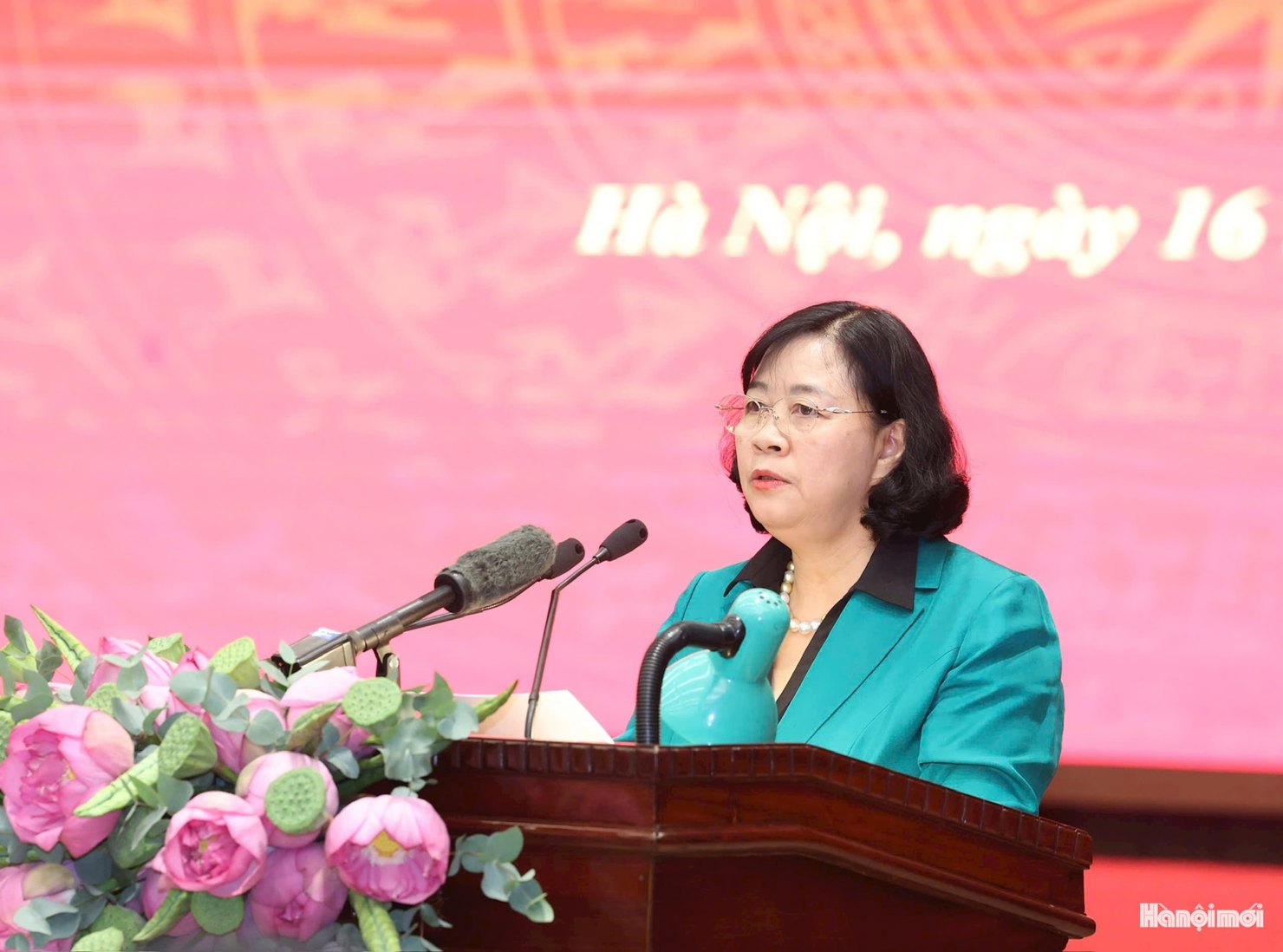Bí thư Thành ủy Hà Nội Bùi Thị Minh Hoài báo cáo tại buổi làm việc. Ảnh: Viết Thành.  