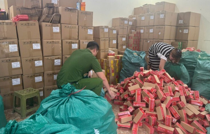 Công an tỉnh Ninh Bình kiểm tra kho hàng của Công ty TNHH Hải Bé. Ảnh: Công an Ninh Bình