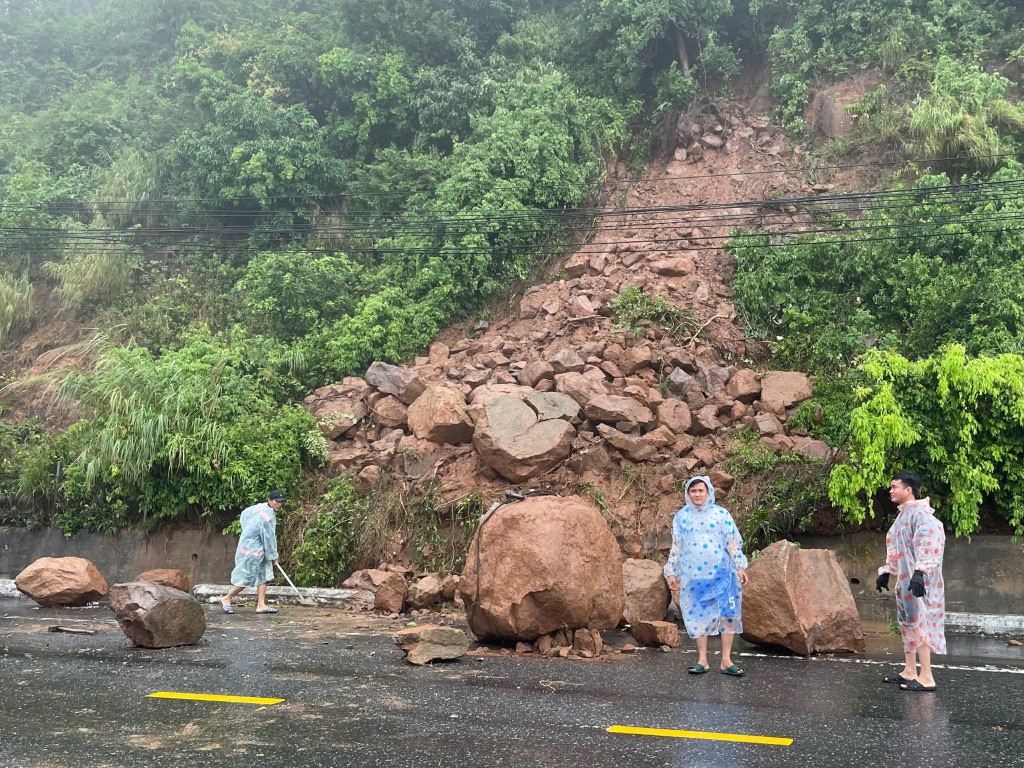 Sườn núi bị xói mòn, đất đá tràn xuống sát mép đường tiềm ẩn nguy hiểm cho phương tiện khi lưu thông (Ảnh Đ.Minh)