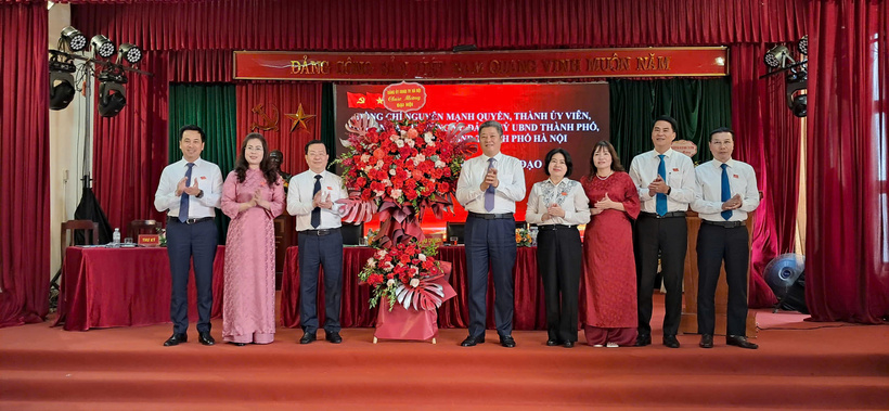 Phó Chủ tịch UBND TP Hà Nội Nguyễn Mạnh Quyền tặng lẵng hoa Ban chấp hành Đảng bộ Sở Công Thương Hà Nội nhiệm kỳ 2020 – 2025