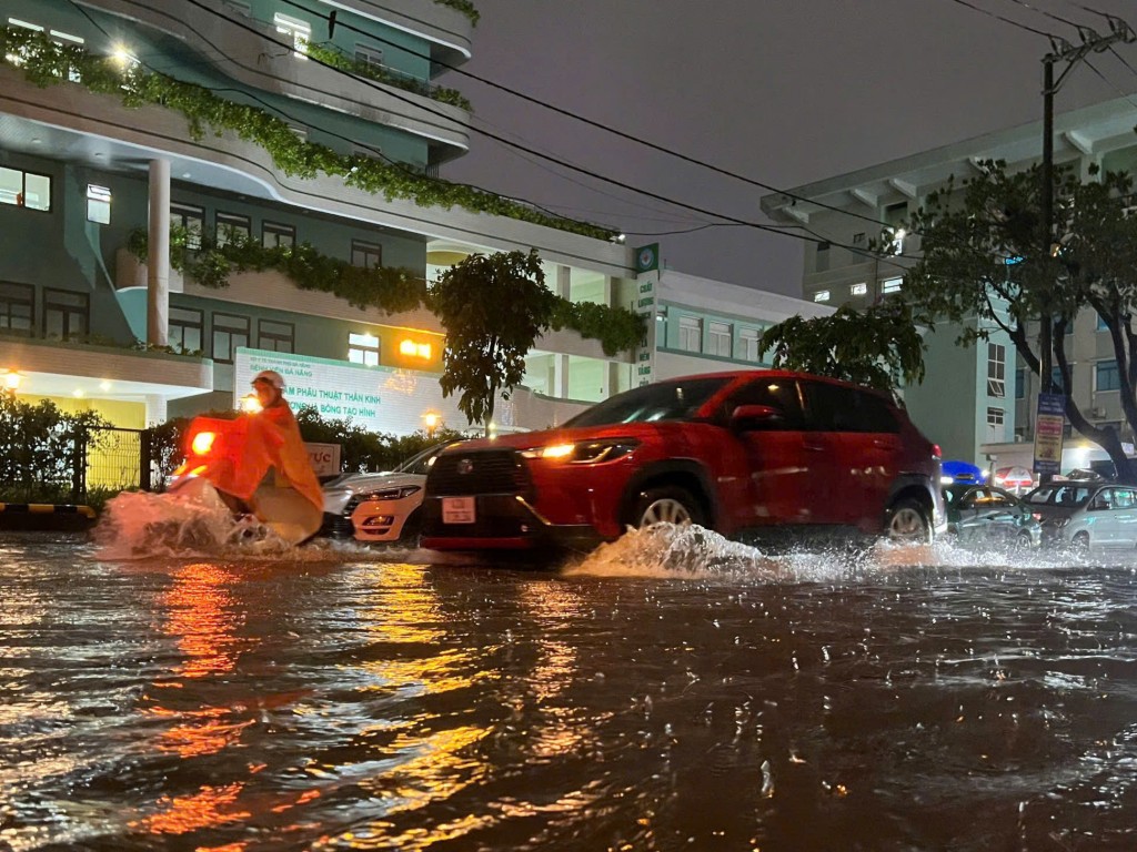 Tính đến 0h ngày 12/6, qua hệ thống giám sát tự động, đã ghi nhận toàn thành phố có 9 vị trí ngập úng (Ảnh Đ.Minh)