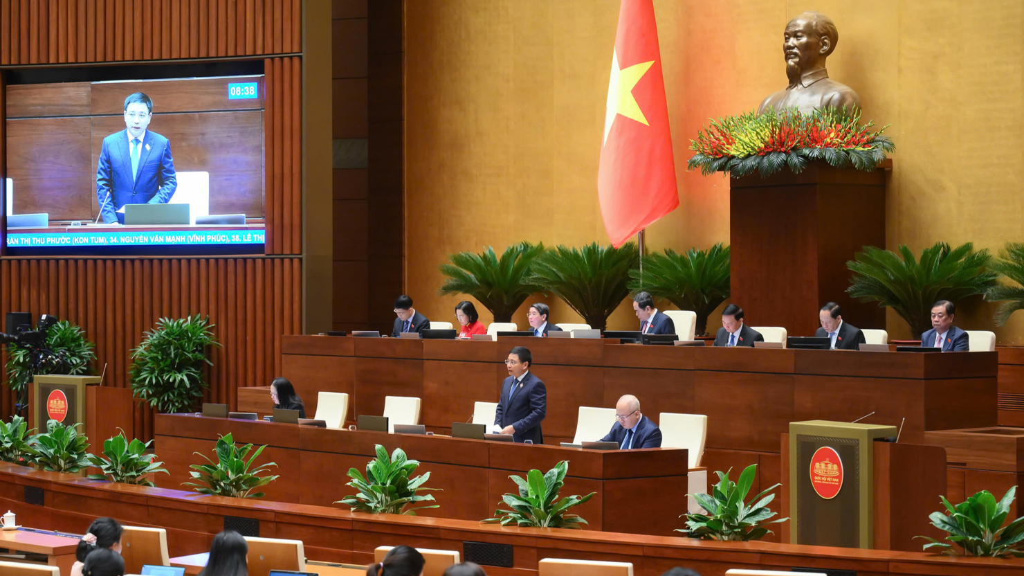Bộ trưởng Bộ Tài chính Nguyễn Văn Thắng làm rõ nhiều nội dung đại biểu Quốc hội quan tâm.