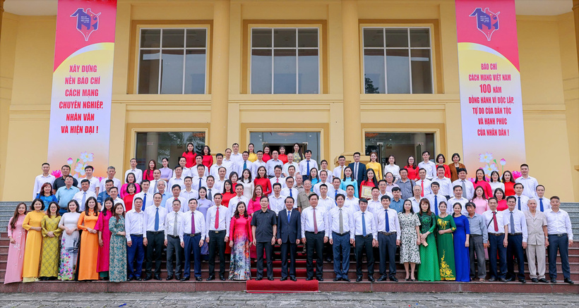 Phó Trưởng Ban Tuyên Giáo và Dân vận Trung ương Triệu Tài Vinh; các đồng chí là lãnh đạo Tỉnh ủy, HĐND, UBND tỉnh chụp ảnh lưu niệm cùng các nhà báo lão thành, cán bộ, phóng viên của tỉnh và phóng viên Trung ương thường trú tại địa phương. Ảnh: Khánh Linh