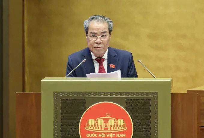 Trưởng Ban Dân nguyện và Giám sát Dương Thanh Bình trình bày tờ trình của UBTVQH